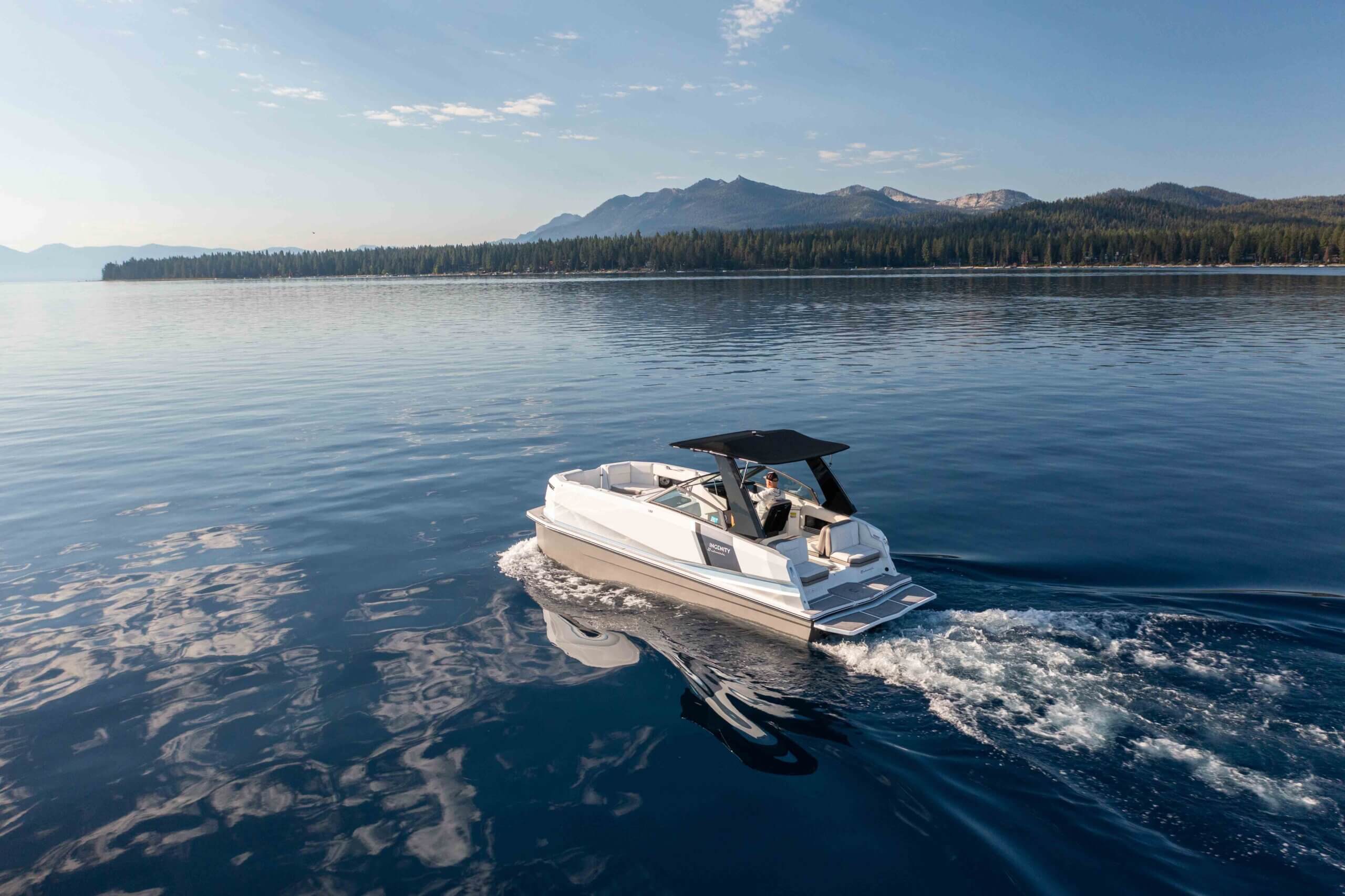 Ingenity GS23E making waves as it travels through the lake.